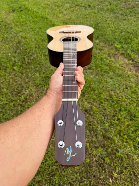 Spruce top milo B/S Baritone with shell